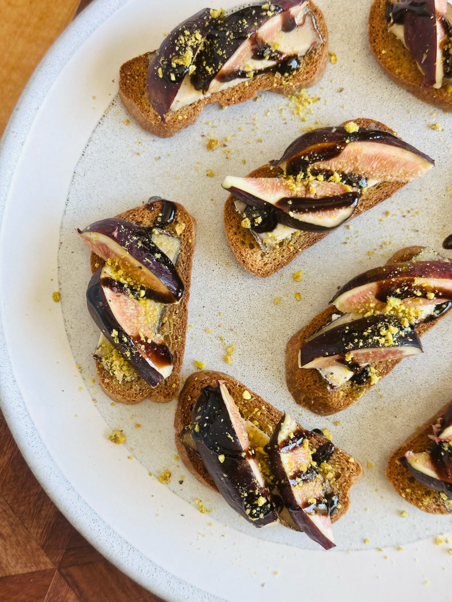 Blue Cheese and Fig Crostini with Balsamic Glaze Recipe: A Luxurious Grain-Free Appetizer